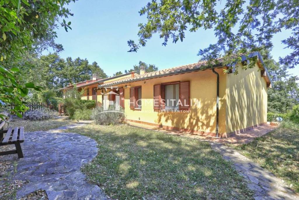 Delightful Tuscan villa in residential complex with pool