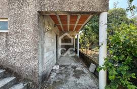 Houses with Land for Reconstruction in Teivas