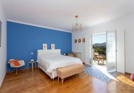 Magnificent house of 5 suites with swimming pool in the heart of Gradil tastefully renovated. Magnificent house of 5 suites with swimming pool in the heart of Gradil tastefully renovated.