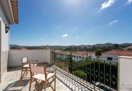 Magnificent house of 5 suites with swimming pool in the heart of Gradil tastefully renovated. Magnificent house of 5 suites with swimming pool in the heart of Gradil tastefully renovated.