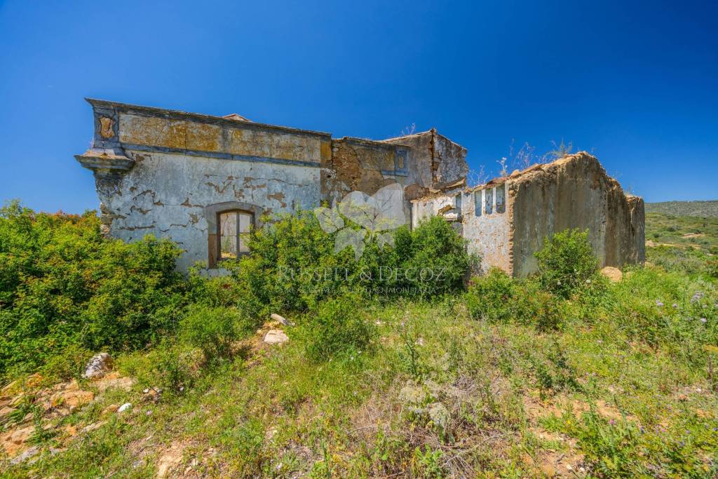2 ruins on 37,890 m² of land with fabulous sea views, near Moncararpacho