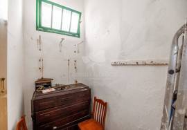 Ground floor with 4 bedrooms in a charming townhouse with courtyard, located in Olhão’s historic centre. Ground floor with 4 bedrooms in a charming townhouse with courtyard, located in Olhão’s historic centre.