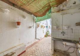 Ground floor with 4 bedrooms in a charming townhouse with courtyard, located in Olhão’s historic centre. Ground floor with 4 bedrooms in a charming townhouse with courtyard, located in Olhão’s historic centre.