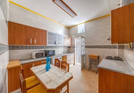 Ground floor with 4 bedrooms in a charming townhouse with courtyard, located in Olhão’s historic centre. Ground floor with 4 bedrooms in a charming townhouse with courtyard, located in Olhão’s historic centre.