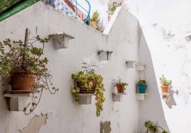 Ground floor with 4 bedrooms in a charming townhouse with courtyard, located in Olhão’s historic centre. Ground floor with 4 bedrooms in a charming townhouse with courtyard, located in Olhão’s historic centre.
