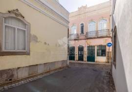 Ground floor with 4 bedrooms in a charming townhouse with courtyard, located in Olhão’s historic centre. Ground floor with 4 bedrooms in a charming townhouse with courtyard, located in Olhão’s historic centre.