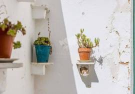 Ground floor with 4 bedrooms in a charming townhouse with courtyard, located in Olhão’s historic centre. Ground floor with 4 bedrooms in a charming townhouse with courtyard, located in Olhão’s historic centre.