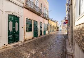 Ground floor with 4 bedrooms in a charming townhouse with courtyard, located in Olhão’s historic centre. Ground floor with 4 bedrooms in a charming townhouse with courtyard, located in Olhão’s historic centre.