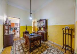 Ground floor with 4 bedrooms in a charming townhouse with courtyard, located in Olhão’s historic centre. Ground floor with 4 bedrooms in a charming townhouse with courtyard, located in Olhão’s historic centre.