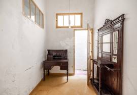 Ground floor with 4 bedrooms in a charming townhouse with courtyard, located in Olhão’s historic centre. Ground floor with 4 bedrooms in a charming townhouse with courtyard, located in Olhão’s historic centre.