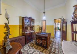 Ground floor with 4 bedrooms in a charming townhouse with courtyard, located in Olhão’s historic centre. Ground floor with 4 bedrooms in a charming townhouse with courtyard, located in Olhão’s historic centre.