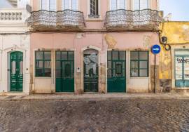 Ground floor with 4 bedrooms in a charming townhouse with courtyard, located in Olhão’s historic centre.