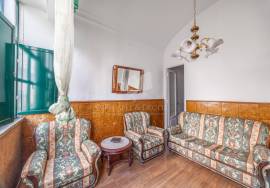Ground floor with 4 bedrooms in a charming townhouse with courtyard, located in Olhão’s historic centre. Ground floor with 4 bedrooms in a charming townhouse with courtyard, located in Olhão’s historic centre.