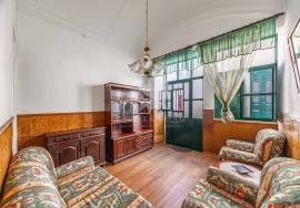 Ground floor with 4 bedrooms in a charming townhouse with courtyard, located in Olhão’s historic centre. Ground floor with 4 bedrooms in a charming townhouse with courtyard, located in Olhão’s historic centre.