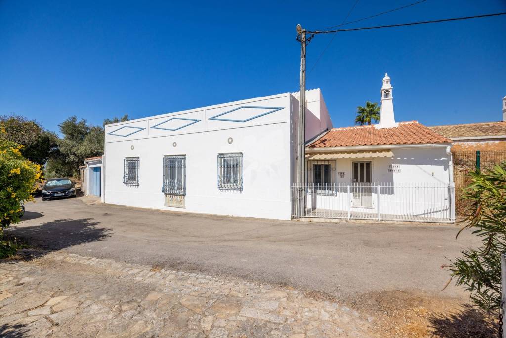 Detached,  traditional 4  bedroom country house with charm . Near Sao Brás de Alportel