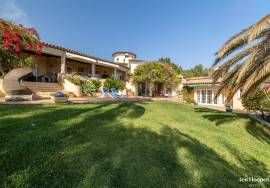 Breathtaking 6-bedroom Villa set in a stunning 10,000sqm plot on the highly desirable Monte Funchal. Breathtaking 6-bedroom Villa set in a stunning 10,000sqm plot on the highly desirable Monte Funchal.