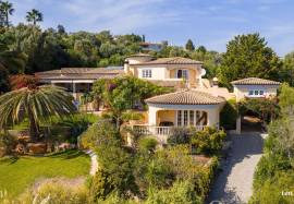 Breathtaking 6-bedroom Villa set in a stunning 10,000sqm plot on the highly desirable Monte Funchal.