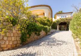 Breathtaking 6-bedroom Villa set in a stunning 10,000sqm plot on the highly desirable Monte Funchal. Breathtaking 6-bedroom Villa set in a stunning 10,000sqm plot on the highly desirable Monte Funchal.