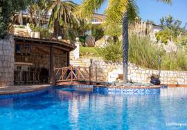 Breathtaking 6-bedroom Villa set in a stunning 10,000sqm plot on the highly desirable Monte Funchal. Breathtaking 6-bedroom Villa set in a stunning 10,000sqm plot on the highly desirable Monte Funchal.