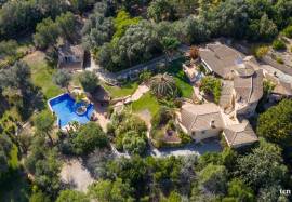 Breathtaking 6-bedroom Villa set in a stunning 10,000sqm plot on the highly desirable Monte Funchal. Breathtaking 6-bedroom Villa set in a stunning 10,000sqm plot on the highly desirable Monte Funchal.