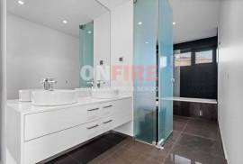 Fantastic 4 Bedroom Apartment in a Privileged Area of Funchal Fantastic 4 Bedroom Apartment in a Privileged Area of Funchal