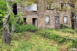 Pretty Small Stone House To Renovate With A Potential Of 80 M2 Of Living Space And 2 Gardens.