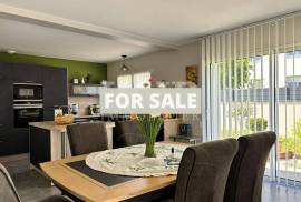 Contemporary Detached House with Garden Contemporary Detached House with Garden