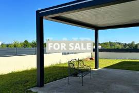 Contemporary Detached House with Garden Contemporary Detached House with Garden