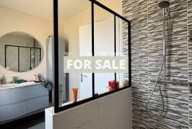 Contemporary Detached House with Garden Contemporary Detached House with Garden