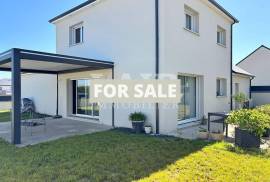 Contemporary Detached House with Garden Contemporary Detached House with Garden