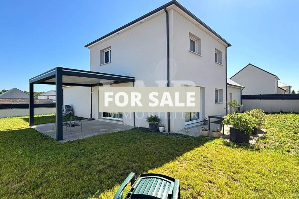 Contemporary Detached House with Garden