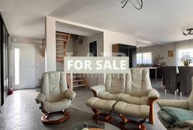 Contemporary Detached House with Garden Contemporary Detached House with Garden