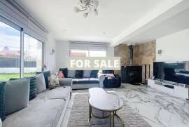 Contemporary Detached House with Garden Contemporary Detached House with Garden