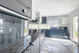 Contemporary Detached House with Garden Contemporary Detached House with Garden