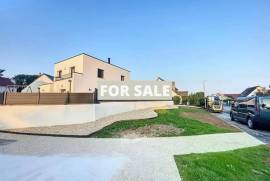 Contemporary Detached House with Garden Contemporary Detached House with Garden