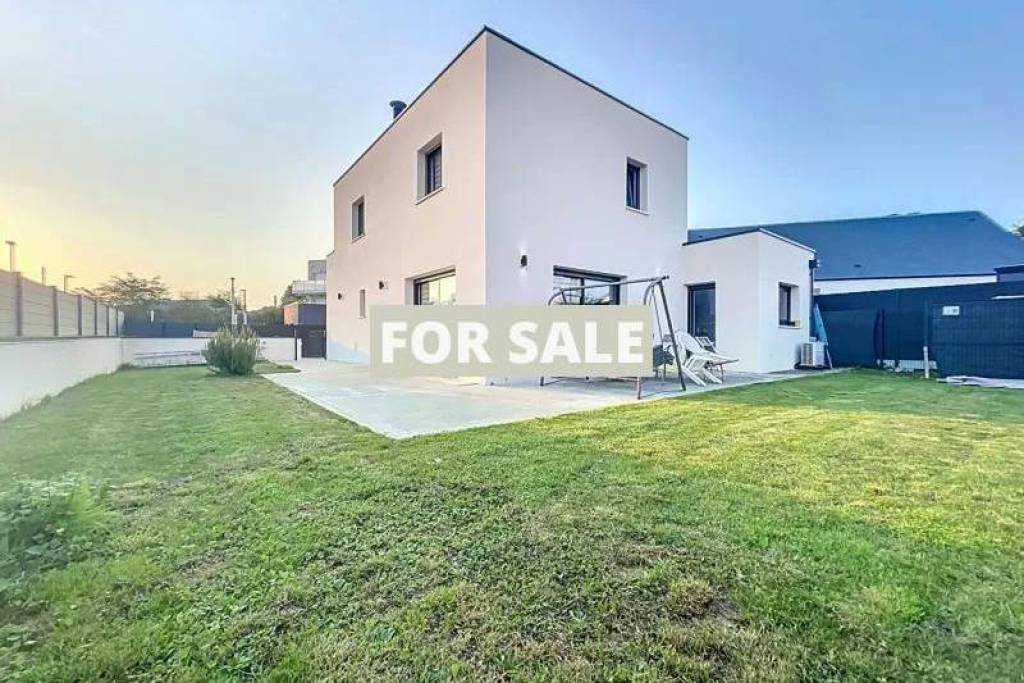 Contemporary Detached House with Garden