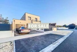 Contemporary Detached House with Garden Contemporary Detached House with Garden