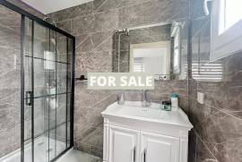 Contemporary Detached House with Garden Contemporary Detached House with Garden