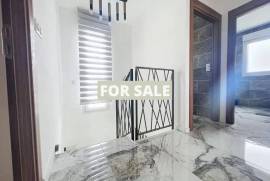 Contemporary Detached House with Garden Contemporary Detached House with Garden