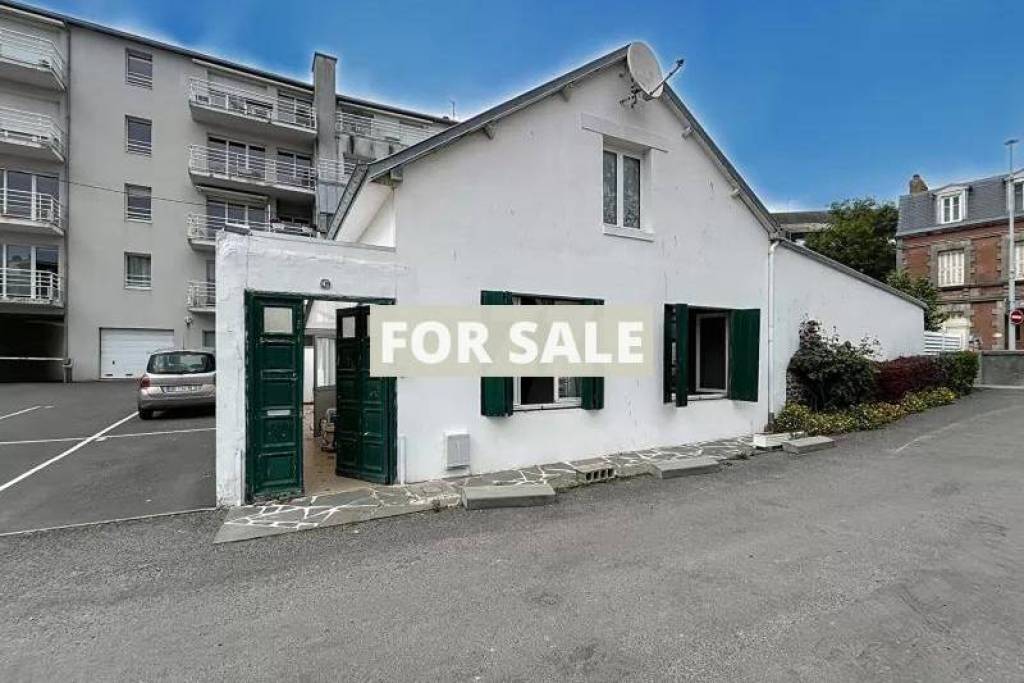 Detached House with Garden