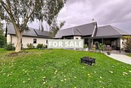 Contemporary Detached House with Pool