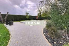 Contemporary Detached House with Pool Contemporary Detached House with Pool