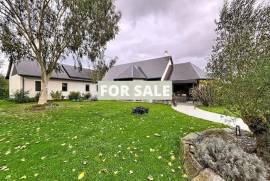 Contemporary Detached House with Pool Contemporary Detached House with Pool