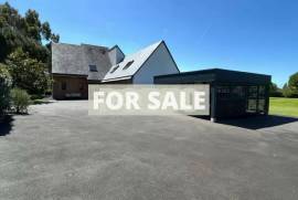 Contemporary Detached House with Pool Contemporary Detached House with Pool