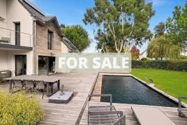 Contemporary Detached House with Pool Contemporary Detached House with Pool