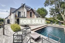 Contemporary Detached House with Pool