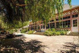 Huge Property Complex in Lots of Land Huge Property Complex in Lots of Land