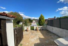 Town House with Neat Garden Town House with Neat Garden