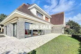 Detached House with Indoor Pool and Sea View