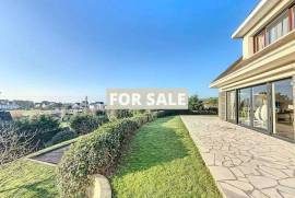 Detached House with Indoor Pool and Sea View